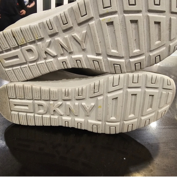 DKNY London camouflage wedge sneaker, excellent pre loved condition. Sz 7.5 - Picture 8 of 9